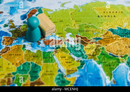 Reisen Konzepte. Traveler Miniatur Mini Figuren stehen auf Weltkarte Stockfoto