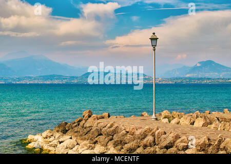 Einsamen Laterne am schönen Gardasee in Italien Stockfoto
