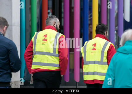 Liverpool One Wachleute patrouillieren in den Straßen rund um das Einkaufszentrum im Stadtzentrum von Liverpool in Merseyside Stockfoto