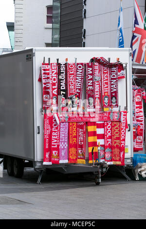 Straßenhändler verkaufen Liverpool Football Club Schals und Erinnerungsstücke vom Abschaltdruck auf das Stadtzentrum von Liverpool Street Stockfoto