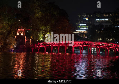 Nacht Zeit Reflexionen von der aufgehenden Sonne Brücke (Huc Bridge) am Hoan Kiem Lake in Hanoi, Vietnam, Südostasien Stockfoto