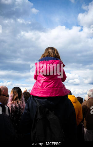 Ansicht der Rückseite ein kleines Mädchen sitzt auf den Schultern ihres Vaters in einer Menschenmenge von Zuschauern in Frankreich Stockfoto