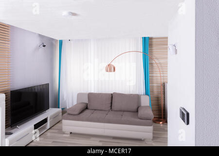 Innenraum der Wohnzimmer mit Sofa und Fernseher Stockfoto