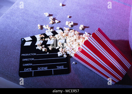 Ansicht von Verschütteten Popcorn und Klappe auf der Couch in der Nacht Stockfoto