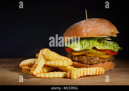 Burger und Pommes Frites mit dunklem Hintergrund Raum Stockfoto