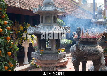 Weihrauch und Urlaub Tet das Neue Jahr Dekorationen an der Tran Quoc Pagode in Hanoi, Vietnam, Südostasien Stockfoto