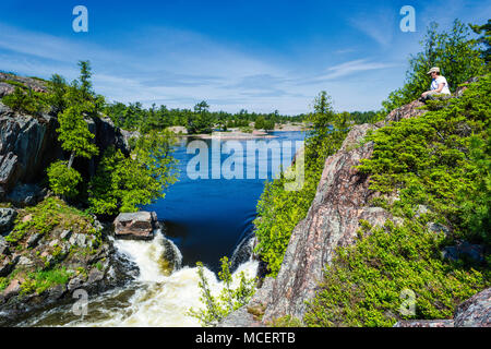 Wasser hetzen durch des Teufels Tür im Frühjahr laufen Sie an der Bad River, French River Stockfoto