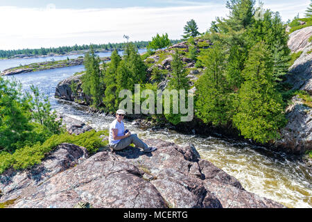 Wasser hetzen durch des Teufels Tür im Frühjahr laufen Sie an der Bad River, French River Stockfoto