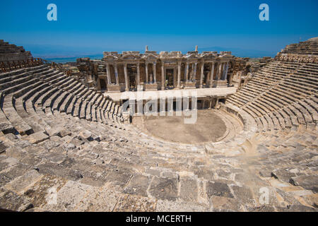 Das römische Amphitheater in den Ruinen von Hierapolis, Pamukkale, in der Nähe der modernen Türkei Stadt Denizli, Türkei. Stockfoto