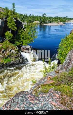Wasser hetzen durch des Teufels Tür im Frühjahr laufen Sie an der Bad River, French River Stockfoto
