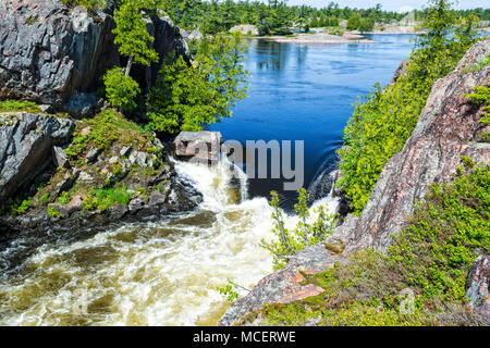 Wasser hetzen durch des Teufels Tür im Frühjahr laufen Sie an der Bad River, French River Stockfoto