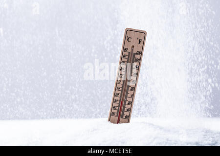 Thermometer auf Schnee mit niedriger Temperatur in starker Schneefall Stockfoto