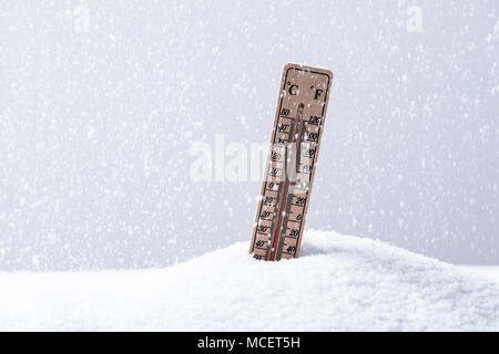 Thermometer auf Schnee mit niedriger Temperatur in starker Schneefall Stockfoto