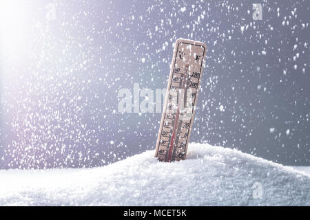 Thermometer auf Schnee mit niedriger Temperatur in starker Schneefall Stockfoto