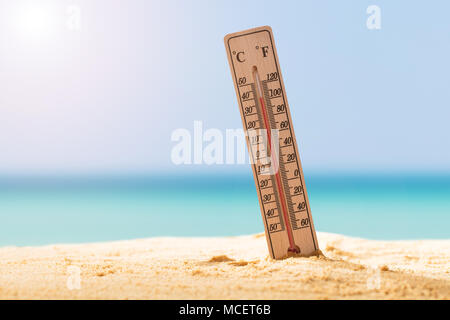 Close-up des Thermometers auf Sand mit hoher Temperatur Stockfoto