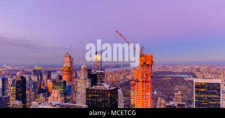 Blick auf Midtown Manhattan bei Sonnenuntergang von einem Wolkenkratzer in New York City, USA, Jan 2018 Stockfoto