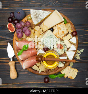 Camembert Käse und Prosciutto mit Honig, Feigen, Walnüsse auf Holzbrett Stockfoto
