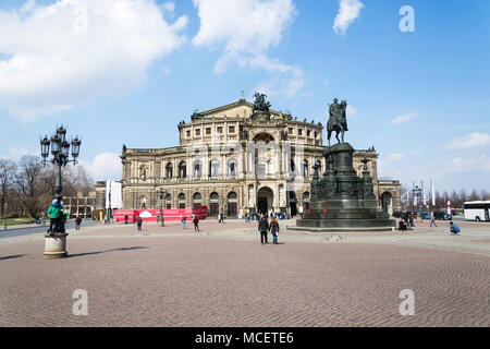 DRESDEN, Deutschland - 2. APRIL 2018: Leute, die sich vor König Johann Pferd Reiter Statue, Johann von Sachsen Monument und Opernhaus Semperoper Konzert an Stockfoto