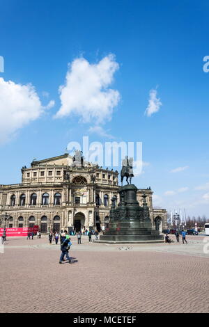 DRESDEN, Deutschland - 2. APRIL 2018: Leute, die sich vor König Johann Pferd Reiter Statue, Johann von Sachsen Monument und Opernhaus Semperoper Konzert an Stockfoto