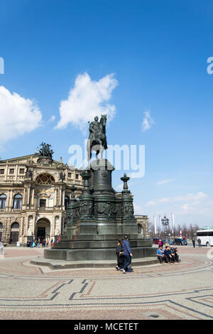 DRESDEN, Deutschland - 2. APRIL 2018: Leute, die sich vor König Johann Pferd Reiter Statue, Johann von Sachsen Monument und Opernhaus Semperoper Konzert an Stockfoto