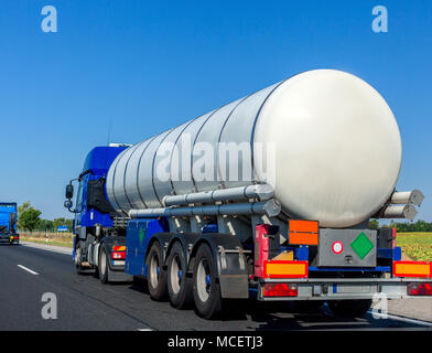 Große Automotive Fuel tanker Lkw fahren auf der Autobahn. Kraftstoff Transport Stockfoto