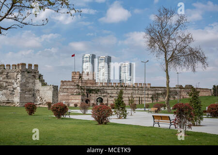 Byzantinische Stadtmauer in Yedikule Nachbarschaft im Stadtteil Fatih Istanbul. Stockfoto