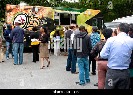 Kunden stehen in der langen Reihe der Mahlzeiten von Food Trucks während Ihrer Mittagspause zu bestellen, bei "Essen Lkw Donnerstag" am 16. Oktober 2014 in Atlanta, GA. Stockfoto