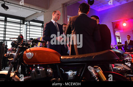 Der Herzog von Cambridge blickt auf eine Anzeige von Royal Enfield Motorräder während einer Willkommen auf der britischen Rezeption am Eröffnungstag der Tagung der Regierungschefs des Commonwealth (chogm) im Queen Elizabeth II Conference Centre, London. Stockfoto