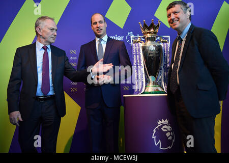 Der Herzog von Cambridge (Mitte) Neben der Englischen Premier League Fußball Trophäe bei einem Willkommen auf der britischen Rezeption am Eröffnungstag der Tagung der Regierungschefs des Commonwealth (chogm) im Queen Elizabeth II Conference Centre, London. Stockfoto