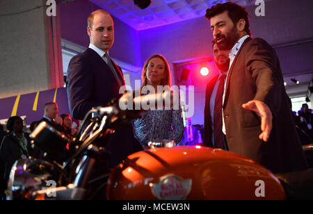 Der Herzog von Cambridge blickt auf eine Anzeige von Royal Enfield Motorräder während einer Willkommen auf der britischen Rezeption am Eröffnungstag der Tagung der Regierungschefs des Commonwealth (chogm) im Queen Elizabeth II Conference Centre, London. Stockfoto