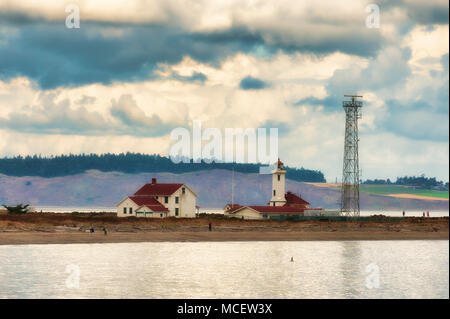 Port Townsend, Washington, USA - 21. September 2013: Punkt Wilson Licht sitzt mit Blick auf die Admiralität Bucht, die sich zwischen der Straße von Juan de Fuca Stockfoto