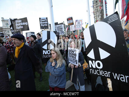 Die Demonstranten während einer Demonstration gegen die militärische Intervention in Syrien in Parliament Square, London. Stockfoto