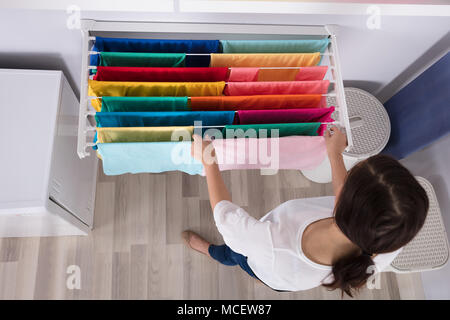 Nahaufnahme von einer Frau Hand Hängende Kleidung auf die Wäscheleine Stockfoto