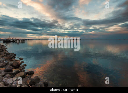 Untergehenden Sonne mildert die Landschaft mit Blick auf die Straße von Juan de Fuca entlang der Küste von Washington. Stockfoto