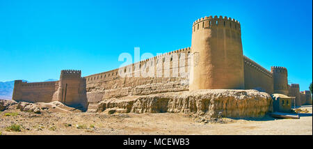 Die Ecke von rayen Zitadelle mit massiven Kreis Turm und hohen adobe Stadtmauer, auf der felsigen Hügel in der Wüste der Provinz Kerman, Iran. Stockfoto