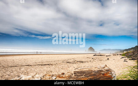 Cannon Beach, Oregon, USA - September 28.02010 Blauer Himmel entstehen unter dem Wind hob Wolken auf Tolovana Beach, Cannon Beach, Oregon. Menschen schlendern Stockfoto