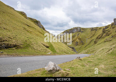 Winnats Pass im Peak District National Park, Derbyshire Uk. Straße in ländlicher Lage, britische Landschaft im Frühjahr, Landschaft Uk. grünen Hügeln von England. Stockfoto