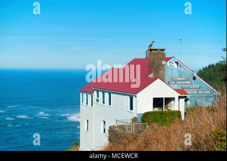 Depoe Bay, Oregon - Januar 25, 2015: Blick vom Geschenk Boutique Hotel liegt hoch am Rand einer Klippe am Cape Foulweather auf der Oregon Küste Stockfoto