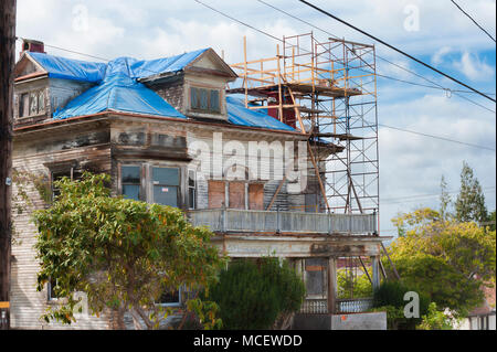 Astoria, Oregon, USA - September 13,2015: Harry Flavel House. Nach Jahren der Vernachlässigung durch Inhaber Harry Flavel, starb im Jahr 2010, ein Nachkomme von Kapitän Geo Stockfoto