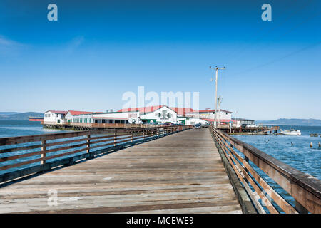 Astoria, Oregon, USA - April 7, 2016: Pier 39 in Astoria, Oregon auf dem Columbia River in der Nähe des Pazifischen Ozeans. Stockfoto