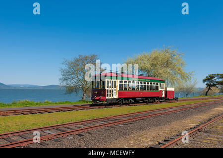 Astoria, Oregon, USA - April 7, 2016: Astoria's Waterfront können vom Reiten Es ist in voller Länge in den Trolleys gesehen werden. Stockfoto