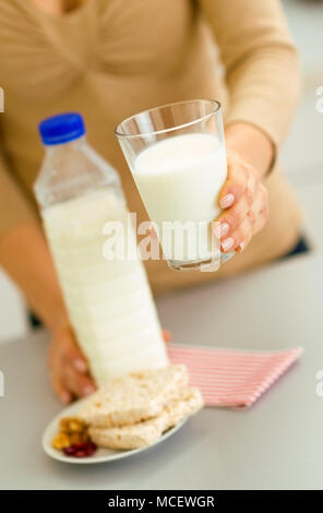 Closeup auf junge Frau in der Hand aus Glas Milch Stockfoto