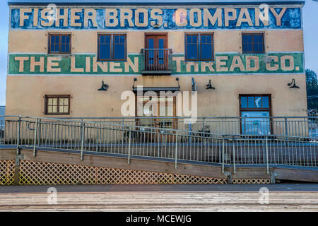 Astoria, Oregon, USA - April 7, 2016: Eine der vielen alten Gebäuden aus den Trolleys entlang Astoria, Oregon, Columbia River gesehen. Stockfoto