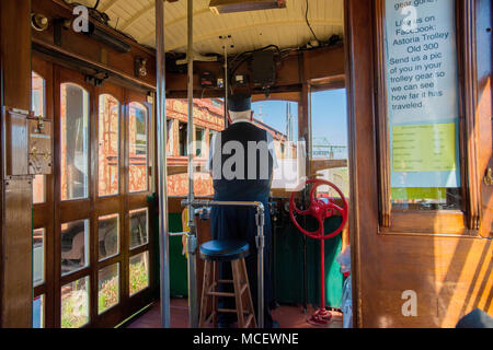 Astoria, Oregon, USA - April 7, 2016: Von innen Astoria's Waterfront Trolleys mit Blick auf den Dirigenten und seinen Platz. Stockfoto