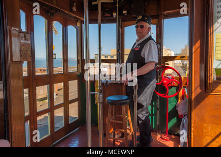 Astoria, Oregon, USA - April 7, 2016: Von innen Astoria's Waterfront Trolleys mit Blick auf den Dirigenten und seinen Platz. Stockfoto