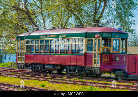 Astoria, Oregon, USA - April 7, 2016: Astoria's Waterfront können vom Reiten Es ist in voller Länge in den Trolleys gesehen werden. Stockfoto