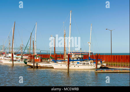 Astoria, Oregon, USA - April 7, 2016: Boote in der Marina auf dem Columbia River in Astoria, Oregon angedockt Stockfoto