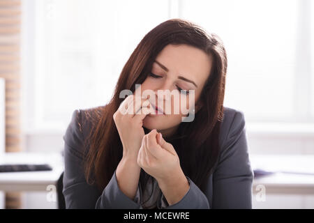 Nahaufnahme einer jungen Unternehmerin beißen Finger Nägel Stockfoto