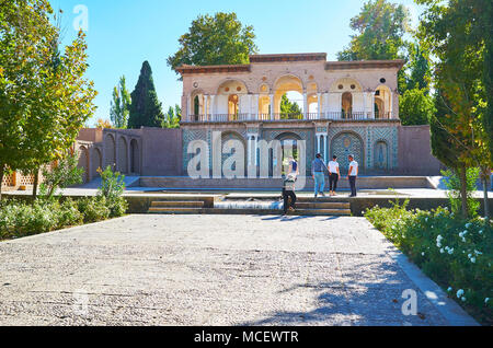 MAHAN, IRAN - Oktober 16, 2017: Die landschaftlich gestalteten Eingang Tor der historischen Shazdeh Garedn Prince (Garten), in der Wüste am Berg foo entfernt Stockfoto