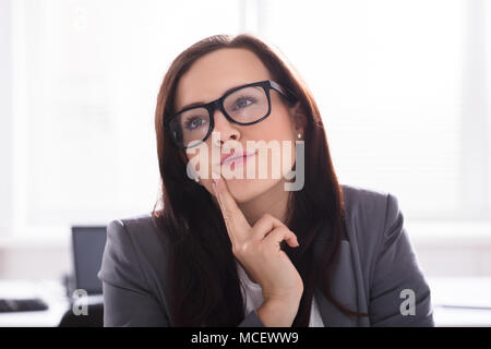Nahaufnahme einer Jungen betrachtet Geschäftsfrau Brille tragen Stockfoto